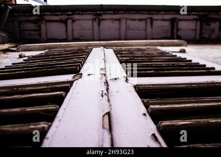 Limassol, Cipro - 03 dicembre 2021 primo piano dettagliato di una vecchia finestra completamente danneggiata dal tempo di una vecchia casa nel vecchio distretto di Limassol Foto Stock