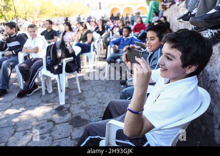 Gioca Barquito de Papel per i bambini nella piazza pubblica di Alamos, durante il festival Alfonso Ortiz Tirado FAOT il 23 gennaio 2017 (© Foto: Luis Gutiérrrez) Obra de teatro para niños Barquito de Papel en la plaza publica de Alamos, durante el Festival Alfonso Ortiz Tirado FAOT el 23 ene 2017 (©Foto: Luis Gutiérrrez ) Foto Stock