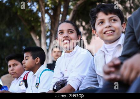 Gioca Barquito de Papel per i bambini nella piazza pubblica di Alamos, durante il festival Alfonso Ortiz Tirado FAOT il 23 gennaio 2017 (© Foto: Luis Gutiérrrez) Obra de teatro para niños Barquito de Papel en la plaza publica de Alamos, durante el Festival Alfonso Ortiz Tirado FAOT el 23 ene 2017 (©Foto: Luis Gutiérrrez ) Foto Stock