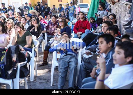 Gioca Barquito de Papel per i bambini nella piazza pubblica di Alamos, durante il festival Alfonso Ortiz Tirado FAOT il 23 gennaio 2017 (© Foto: Luis Gutiérrrez) Obra de teatro para niños Barquito de Papel en la plaza publica de Alamos, durante el Festival Alfonso Ortiz Tirado FAOT el 23 ene 2017 (©Foto: Luis Gutiérrrez ) Foto Stock