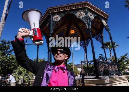 Gioca Barquito de Papel per i bambini nella piazza pubblica di Alamos, durante il festival Alfonso Ortiz Tirado FAOT il 23 gennaio 2017 (© Foto: Luis Gutiérrrez) Obra de teatro para niños Barquito de Papel en la plaza publica de Alamos, durante el Festival Alfonso Ortiz Tirado FAOT el 23 ene 2017 (©Foto: Luis Gutiérrrez ) Foto Stock