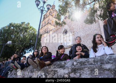 Gioca Barquito de Papel per i bambini nella piazza pubblica di Alamos, durante il festival Alfonso Ortiz Tirado FAOT il 23 gennaio 2017 (© Foto: Luis Gutiérrrez) Obra de teatro para niños Barquito de Papel en la plaza publica de Alamos, durante el Festival Alfonso Ortiz Tirado FAOT el 23 ene 2017 (©Foto: Luis Gutiérrrez ) Foto Stock