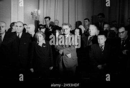 Warszawa, 1947-06. Uroczystoœci z okazji obrad Komitetu Ogólnos³owiañskiego. NZ. m.in. premier Józef Cyrankiewicz (L), ambasador Bu³garii w Polsce Pawe³ Tagorow (2L), cz³onek delegacji czechos³owackiej Max Prokop (4L) i wiceprzewodnicz¹cy Komitetu Aleksandr Wozniesienski (5L). ps/gr PAP Dok³adny dzieñ wydarzenia nieustalony. Varsavia, giugno 1947. Cerimonie sull'occassione dei dibattiti del Comitato All-Slavonico. Nella foto: PM Jozef Cyrankiewicz (a sinistra), ambasciatore della Bulgaria in Polonia Pawel Tagorow (a sinistra), membro di una delegazione cecoslovacca Max Prokop (a sinistra) e il commit Foto Stock