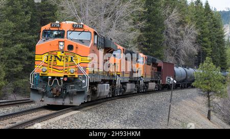 Winton, WA, USA - 15 aprile 2019; tre locomotive ferroviarie BNSF trasportano serbatoi petroliferi vuoti verso est attraverso le Cascade Mountains nello stato di Washington. Foto Stock