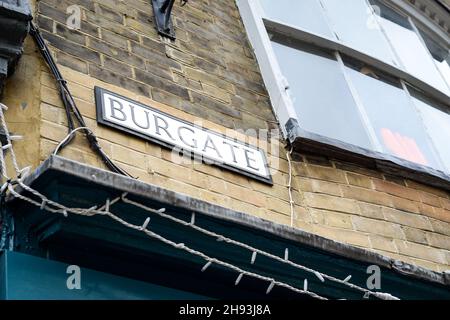 Segnale di Burgate Street su Burgate Street vicino alla cattedrale di Canterbury a Canterbury, Kent, Inghilterra, Regno Unito. Foto Stock