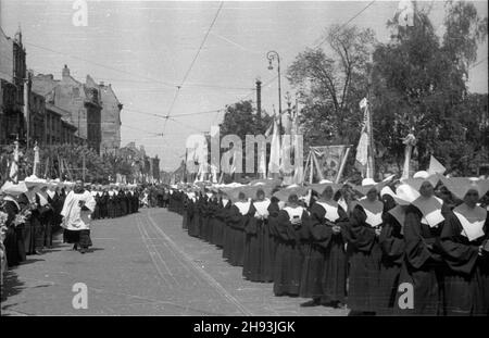 Warszawa, 1947-06-05. Procesja Bo¿ego Cia³a na Krakowskim Przedmieœciu. Zakonne. zakonne. NZ. siostry ps/gr PAP Varsavia, 5 giugno 1947. Una processione del Corpus Cristi in via Krakowskie Przedmiescie. Nella foto: Suore ps/gr PAP Foto Stock