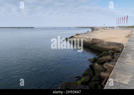 I visitatori pescano alla foce del fiume Douro mentre si svuota nell'Oceano Atlantico lungo il Camino portoghese a Porto, Portogallo. Questo percorso del Foto Stock