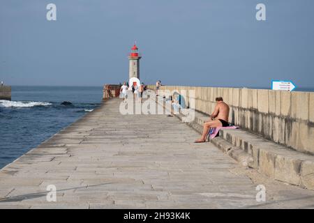 Visitatori al Faro di Felgueiras lungo il Camino Portoghese a Porto, Portogallo. Questo percorso del pellegrinaggio del Camino de Santiago si snoda a nord da Foto Stock