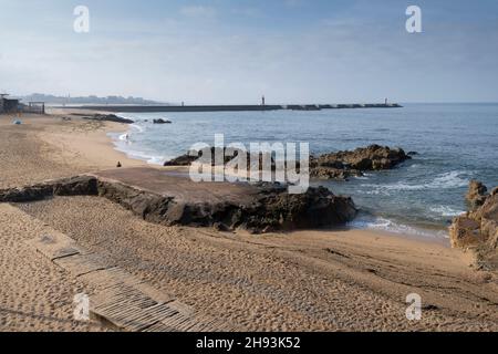 Alcuni visitatori si godono Praia dos Ingleses lungo il Camino portoghese a Porto, Portogallo. Questo percorso del pellegrinaggio del Camino de Santiago si snoda a nord Foto Stock