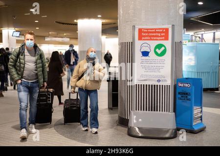Londra, Regno Unito. 03 dicembre 2021. I viaggiatori hanno visto indossare maschere per il viso come precauzione contro la diffusione del codice 19 quando entrano nella stazione ferroviaria. (Foto di Belinda Jiao/SOPA Images/Sipa USA) Credit: Sipa USA/Alamy Live News Foto Stock