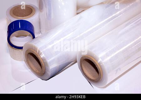 Pile di rotoli stretch wrap utilizzati nell'industria dell'imballaggio Foto Stock