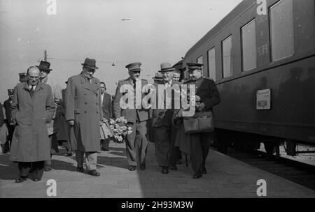 Warszawa, 1947-06-12. Wizyta przewodnicz¹cego Komitetu Ogólnos³owiañskiego genera³a Bo¿ydara Maslaricza (Jugos³awia) i pe³ni¹cego obowi¹zki sekretarza generalnego Komitetu Ogólnos³owiañskiego pu³kownika W. Mocza³owa (Zwi¹zek Radziecki). Powitanie na Dworcu G³ównym. NZ. m.in. genera³ Maslaricz (3P), pu³kownik Mocza³ow (1P), wicemarsza³ek Sejmu Wac³aw Barcikowski (3L). ps/ms PAP Varsavia, 12 giugno 1947. La visita del presidente del comitato generale tutto-slavo Bozhydar Maslarich (Jugoslava) e del segretario generale del comitato Panslavico Colonel W. Mochzalov (Unione Sovietica). La Foto Stock