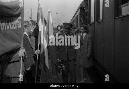 Warszawa, 1947-06-12. Wizyta przewodnicz¹cego Komitetu Ogólnos³owiañskiego genera³a Bo¿ydara Maslaricza (Jugos³awia) i pe³ni¹cego obowi¹zki sekretarza generalnego Komitetu Ogólnos³owiañskiego pu³kownika W. Mocza³owa (Zwi¹zek Radziecki). Powitanie na Dworcu G³ównym. NZ. genera³ Maslaricz salutuje witaj¹cym. ps/ms PAP Varsavia, 12 giugno 1947. La visita del presidente del comitato generale Panslavico Bozhydar Maslarich (Jugoslavia) e del segretario generale del comitato Panslavico Colonel W. Mochzalov (Unione Sovietica). La cerimonia di benvenuto alla Stazione Centrale. Picured: Generale Foto Stock