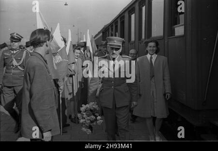 Warszawa, 1947-06-12. Wizyta przewodnicz¹cego Komitetu Ogólnos³owiañskiego genera³a Bo¿ydara Maslaricza (Jugos³awia) i pe³ni¹cego obowi¹zki sekretarza generalnego Komitetu Ogólnos³owiañskiego pu³kownika W. Mocza³owa (Zwi¹zek Radziecki). Powitanie na Dworcu G³ównym. NZ. genera³ Maslaricz z kwiatami. ps/ms PAP Varsavia, 12 giugno 1947. La visita del presidente del comitato generale tutto-slavo Bozhydar Maslarich (Jugoslava) e del segretario generale del comitato Panslavico Colonel W. Mochzalov (Unione Sovietica). La cerimonia di benvenuto alla Stazione Centrale. Picured: Generale Maslar Foto Stock