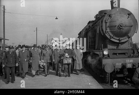 Warszawa, 1947-06-12. Wizyta przewodnicz¹cego Komitetu Ogólnos³owiañskiego genera³a Bo¿ydara Maslaricza (Jugos³awia) i pe³ni¹cego obowi¹zki sekretarza generalnego Komitetu Ogólnos³owiañskiego pu³kownika W. Mocza³owa (Zwi¹zek Radziecki). Powitanie na Dworcu G³ównym. m.in. genera³ Maslaricz (z kwiatami) i pu³kownik Mocza³ow (z teczk¹), ministro sprawiedliwoœci Henryk Œwi¹tkowski (5P), wicemarsza³ek Sejmu Wac³aw Barcikowski (6P). ps/ms PAP Varsavia, 12 giugno 1947. La visita del presidente del comitato generale di tutto-slavo Bozhydar Maslarich (Jugoslava) e del segretario generale di recitazione del Foto Stock