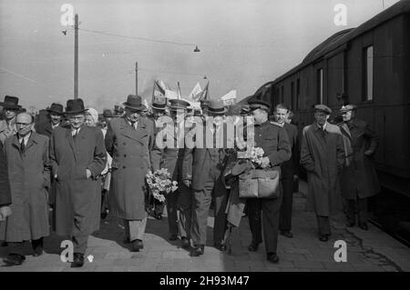 Warszawa, 1947-06-12. Wizyta przewodnicz¹cego Komitetu Ogólnos³owiañskiego genera³a Bo¿ydara Maslaricza (Jugos³awia) i pe³ni¹cego obowi¹zki sekretarza generalnego Komitetu Ogólnos³owiañskiego pu³kownika W. Mocza³owa (Zwi¹zek Radziecki). Powitanie na Dworcu G³ównym. m.in. genera³ Maslaricz (z kwiatami) i pu³kownik Mocza³ow (z teczk¹), ministro sprawiedliwoœci Henryk Œwi¹tkowski (4L), wicemarsza³ek Sejmu Wac³aw Barcikowski (5L). ps/ms PAP Varsavia, 12 giugno 1947. La visita del presidente del comitato generale di tutto-slavo Bozhydar Maslarich (Jugoslava) e del segretario generale di recitazione del Foto Stock