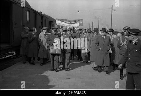 Warszawa, 1947-06-12. Wizyta przewodnicz¹cego Komitetu Ogólnos³owiañskiego genera³a Bo¿ydara Maslaricza (Jugos³awia) i pe³ni¹cego obowi¹zki sekretarza generalnego Komitetu Ogólnos³owiañskiego pu³kownika W. Mocza³owa (Zwi¹zek Radziecki). Powitanie na Dworcu G³ównym. m.in. pu³kownik Mocza³ow (z teczk¹), ministro sprawiedliwoœci Henryk Œwi¹tkowski (5P), wicemarsza³ek Sejmu Wac³aw Barcikowski (6P). ps/ms PAP Varsavia, 12 giugno 1947. La visita del presidente del comitato generale tutto-slavico Bozhydar Maslarich (Jugoslava) e del segretario generale del comitato Panslavico Colonel W. Mo Foto Stock