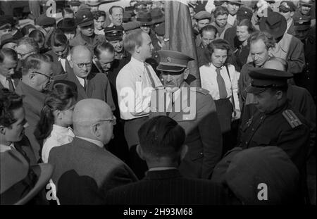 Warszawa, 1947-06-12. Wizyta przewodnicz¹cego Komitetu Ogólnos³owiañskiego genera³a Bo¿ydara Maslaricza (Jugos³awia) i pe³ni¹cego obowi¹zki sekretarza generalnego Komitetu Ogólnos³owiañskiego pu³kownika W. Mocza³owa (Zwi¹zek Radziecki). Powitanie na Dworcu G³ównym. NZ. m.in. genera³ Maslaricz (w jasnym mundurze) i pu³kownik Mocza³ow (w ciemnym mundurze z prawej), ministro sprawiedliwoœci Henryk Œwi¹tkowski (2L w okularach), wicemarsza³ek Sejmu Wac³aw Barcikowski (1L w okularach ). ps/ms PAP Varsavia, 12 giugno 1947. La visita del presidente del comitato generale di tutto-slavo Bozhydar Maslari Foto Stock