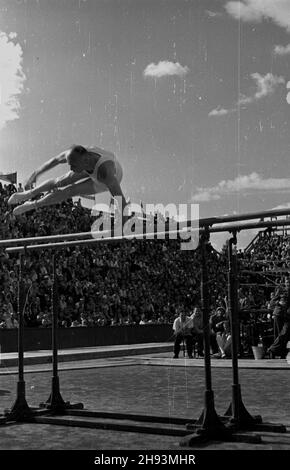 Warszawa, 1947-06-14. Zawody sportowe na kortach centralnych kubu sportowego Legia z okazji obrad Komitetu Ogólnos³owiañskiego. Pokazy æwiczeñ gimnastycznych na porêczach. ps/ms PAP Varsavia, 14 giugno 1947. Concorso sportivo presso i campi da tennis del club sportivo centrale Legia organizzato in relazione ai dibattiti del Comitato Pan-Slavico. Nella foto: Ginnastica. ps/ms PAP Foto Stock