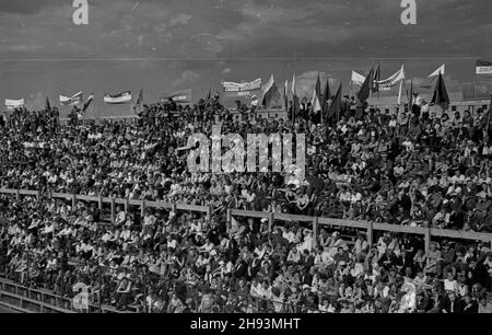 Warszawa, 1947-06-14. Zawody sportowe na kortach centralnych kubu sportowego Legia z okazji obrad Komitetu Ogólnos³owiañskiego. NZ. Widzowie na trybunach. ps/ms PAP Varsavia, 14 giugno 1947. Concorso sportivo presso i campi da tennis del club sportivo centrale Legia organizzato in relazione ai dibattiti del Comitato Pan-Slavico. Nella foto: Ventilatori al grandstand. ps/ms PAP Foto Stock