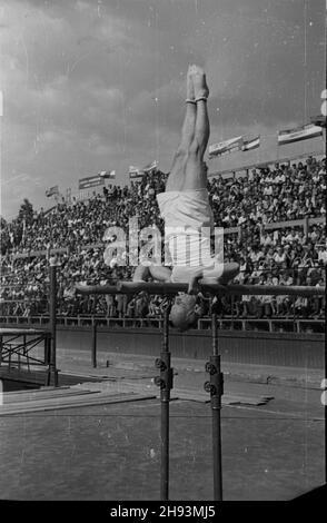 Warszawa, 1947-06-14. Zawody sportowe na kortach centralnych kubu sportowego Legia z okazji obrad Komitetu Ogólnos³owiañskiego. Pokazy æwiczeñ gimnastycznych na porêczach. ps/ms PAP Varsavia, 14 giugno 1947. Concorso sportivo presso i campi da tennis del club sportivo centrale Legia organizzato in relazione ai dibattiti del Comitato Pan-Slavico. Nella figura: Ginnastica sulle rotaie. ps/ms PAP Foto Stock