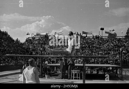 Warszawa, 1947-06-14. Zawody sportowe na kortach centralnych kubu sportowego Legia z okazji obrad Komitetu Ogólnos³owiañskiego. Pokazy æwiczeñ gimnastycznych na porêczach. ps/ms PAP Varsavia, 14 giugno 1947. Concorso sportivo presso i campi da tennis del club sportivo centrale Legia organizzato in relazione ai dibattiti del Comitato Pan-Slavico. Nella figura: Ginnastica sulle rotaie. ps/ms PAP Foto Stock