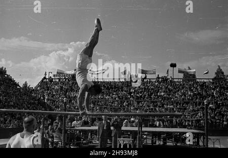 Warszawa, 1947-06-14. Zawody sportowe na kortach centralnych kubu sportowego Legia z okazji obrad Komitetu Ogólnos³owiañskiego. Pokazy æwiczeñ gimnastycznych na porêczach. ps/ms PAP Varsavia, 14 giugno 1947. Concorso sportivo presso i campi da tennis del club sportivo centrale Legia organizzato in relazione ai dibattiti del Comitato Pan-Slavico. Nella figura: Ginnastica sulle rotaie. ps/ms PAP Foto Stock