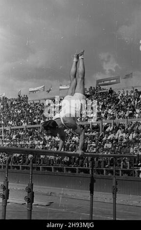 Warszawa, 1947-06-14. Zawody sportowe na kortach centralnych kubu sportowego Legia z okazji obrad Komitetu Ogólnos³owiañskiego. Pokazy æwiczeñ gimnastycznych na porêczach. ps/ms PAP Varsavia, 14 giugno 1947. Concorso sportivo presso i campi da tennis del club sportivo centrale Legia organizzato in relazione ai dibattiti del Comitato Pan-Slavico. Nella figura: Ginnastica sulle rotaie. ps/ms PAP Foto Stock