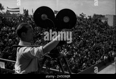 Warszawa, 1947-06-14. Zawody sportowe na kortach centralnych kubu sportowego Legia z okazji obrad Komitetu Ogólnos³owiañskiego. Operatore Filmu Polskiego z kamer¹ na statywie. ps/ms PAP Varsavia, 14 giugno 1947. Concorso sportivo presso i campi da tennis del club sportivo centrale Legia organizzato in relazione ai dibattiti del Comitato Pan-Slavico. Nella foto: Un cameraman film polacco che riprende eventi sportivi. ps/ms PAP Foto Stock