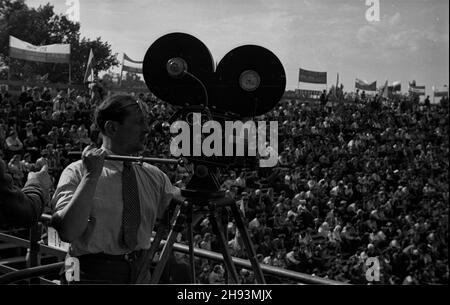 Warszawa, 1947-06-14. Zawody sportowe na kortach centralnych kubu sportowego Legia z okazji obrad Komitetu Ogólnos³owiañskiego. Operatore Filmu Polskiego z kamer¹ na statywie. ps/ms PAP Varsavia, 14 giugno 1947. Concorso sportivo presso i campi da tennis del club sportivo centrale Legia organizzato in relazione ai dibattiti del Comitato Pan-Slavico. Nella foto: Un cameraman film polacco che riprende eventi sportivi. ps/ms PAP Foto Stock