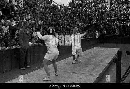 Warszawa, 1947-06-15. Zawody sportowe na kortach centralnych kubu sportowego Legia z okazji obrad Komitetu Ogólnos³owiañskiego. NZ. fina³ szermierczych mistrzostw polski kobiet. ps/ms PAP Varsavia, 15 giugno 1947. Le finali dei Campionati polacchi di scherma delle donne al club sportivo Legia organizzato in relazione ai dibattiti del Comitato Pan-Slavico. ps/ms PAP Foto Stock