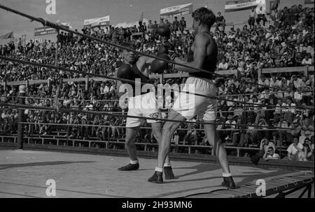 Warszawa, 1947-06-15. Zawody sportowe na kortach centralnych kubu sportowego Legia z okazji obrad Komitetu Ogólnos³owiañskiego. NZ. Pokaz walk bokserskich. ps/ms PAP Varsavia, 15 giugno 1947. Pugilato scintilla al club sportivo Legia. Il concorso sportivo è stato organizzato in relazione ai dibattiti del Comitato Pan-Slavico. ps/ms PAP Foto Stock