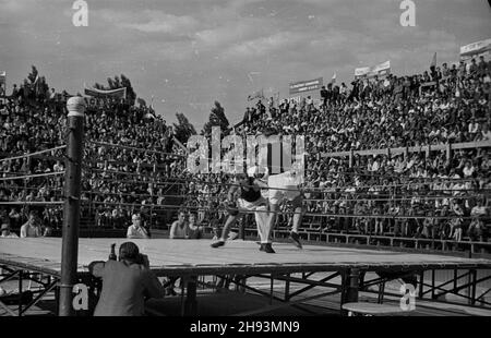 Warszawa, 1947-06-15. Zawody sportowe na kortach centralnych kubu sportowego Legia z okazji obrad Komitetu Ogólnos³owiañskiego. NZ. Pokaz walk bokserskich. ps/ms PAP Varsavia, 15 giugno 1947. Gare sportive presso il club sportivo Courts of Legia. Il concorso sportivo è stato organizzato in relazione ai dibattiti del Comitato Pan-Slavico. Nella figura: Sparring di boxe. ps/ms PAP Foto Stock