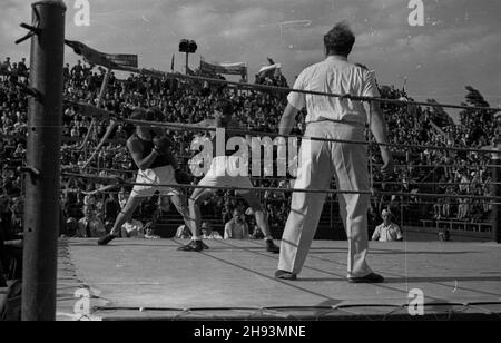 Warszawa, 1947-06-15. Zawody sportowe na kortach centralnych kubu sportowego Legia z okazji obrad Komitetu Ogólnos³owiañskiego. NZ. Pokaz walk bokserskich. ps/ms PAP Varsavia, 15 giugno 1947. Pugilato scintilla al club sportivo Legia. Il concorso sportivo è stato organizzato in relazione ai dibattiti del Comitato Pan-Slavico. ps/ms PAP Foto Stock