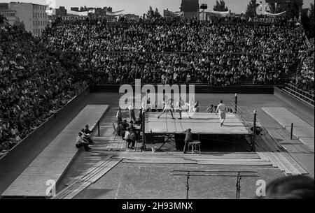 Warszawa, 1947-06-15. Zawody sportowe na kortach centralnych kubu sportowego Legia z okazji obrad Komitetu Ogólnos³owiañskiego. NZ. Pokaz walk bokserskich. ps/ms PAP Varsavia, 15 giugno 1947. Gare sportive presso il club sportivo Courts of Legia. Il concorso sportivo è stato organizzato in relazione ai dibattiti del Comitato Pan-Slavico. Nella figura: Sparring di boxe. ps/ms PAP Foto Stock