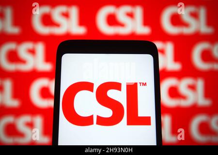 Ucraina. 03 dicembre 2021. In questa illustrazione, il logo CSL Limited di una società australiana di biotecnologia è visualizzato sullo schermo di uno smartphone e di un pc. Credit: SOPA Images Limited/Alamy Live News Foto Stock