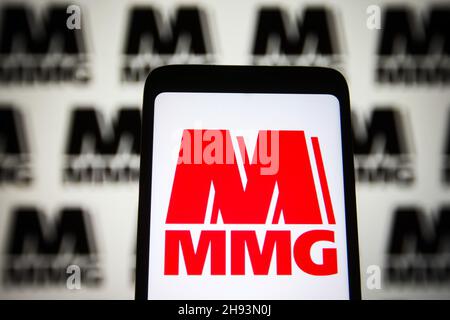 Ucraina. 03 dicembre 2021. In questa figura, il logo MMG Limited (Minerals and Metals Group) viene visualizzato sullo schermo dello smartphone. Credit: SOPA Images Limited/Alamy Live News Foto Stock