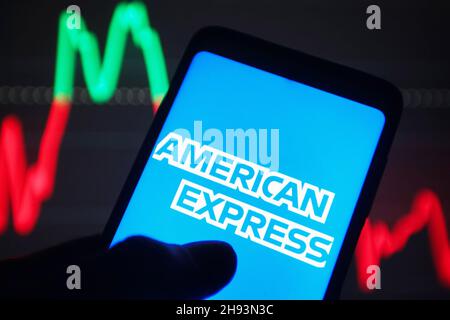 Ucraina. 03 dicembre 2021. In questa foto, il logo American Express Company (Amex) è visibile su uno smartphone in una mano. (Foto di Pavlo Gonchar/SOPA Images/Sipa USA) Credit: Sipa USA/Alamy Live News Foto Stock