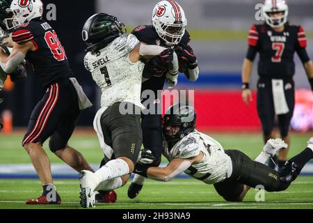 Las Vegas, Stati Uniti. 03 dicembre 2021. 03 dicembre 2021: Utah Utes running back Tavion Thomas (9) è affrontato da Oregon Ducks linebacker Noah Sewell (1) durante il PAC-12 Football Championship Game con gli Oregon Ducks e gli Utah Utes all'Allegiant Stadium di Las Vegas, Nevada. Gli Utah Utes guidano gli Oregon Ducks a metà tempo da 23 a 0. Christopher Trim/CSM Credit: CAL Sport Media/Alamy Live News Foto Stock