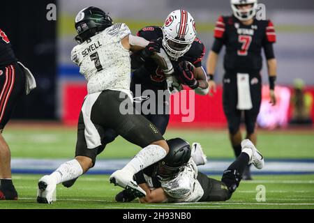 Las Vegas, Stati Uniti. 03 dicembre 2021. 03 dicembre 2021: Utah Utes running back Tavion Thomas (9) è affrontato da Oregon Ducks linebacker Noah Sewell (1) durante il PAC-12 Football Championship Game con gli Oregon Ducks e gli Utah Utes all'Allegiant Stadium di Las Vegas, Nevada. Gli Utah Utes guidano gli Oregon Ducks a metà tempo da 23 a 0. Christopher Trim/CSM Credit: CAL Sport Media/Alamy Live News Foto Stock