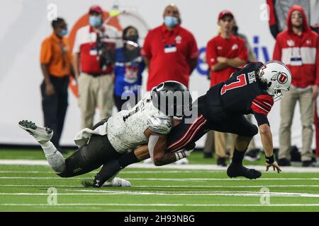 Las Vegas, Stati Uniti. 03 dicembre 2021. 03 dicembre 2021: Utah Utes quarterback Cameron Rising (7) è affrontato dal linebacker degli Oregon Ducks Noah Sewell (1) durante il PAC-12 Football Championship Game con gli Oregon Ducks e gli Utah Utes all'Allegiant Stadium di Las Vegas, Nevada. Gli Utah Utes guidano gli Oregon Ducks a metà tempo da 23 a 0. Christopher Trim/CSM Credit: CAL Sport Media/Alamy Live News Foto Stock