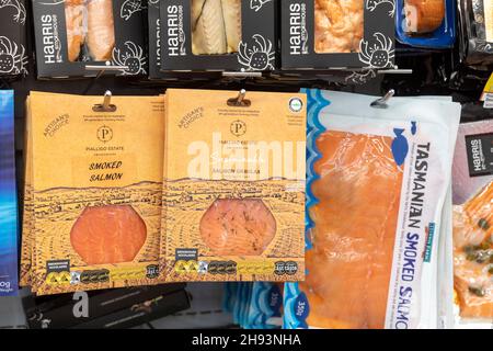 Salmone gravlax e salmone affumicato confezionato e in vendita in un supermercato australiano nel dicembre 2021 Foto Stock