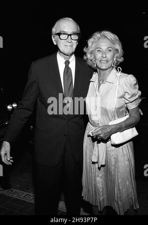 James Stewart e la moglie Gloria hanno visto uscire da Chasen il 21 giugno 1981. Credit: Ralph Dominguez/MediaPunch Foto Stock