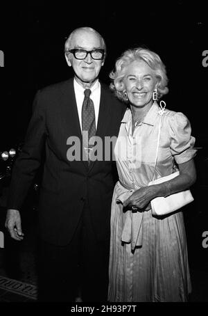 James Stewart e la moglie Gloria hanno visto uscire da Chasen il 21 giugno 1981. Credit: Ralph Dominguez/MediaPunch Foto Stock