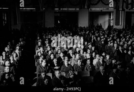 Warszawa, 1947-06-17. Wiec Komitetu Ogólnos³owiañskiego w teatrze Roma. NZ. Uczestnicy spotkania. ps/gr PAP Varsavia, 17 giugno 1947. Un raduno del Comitato All-Slavonico nel teatro Rom. Nella foto: Partecipanti alla riunione. ps/gr PAP Foto Stock