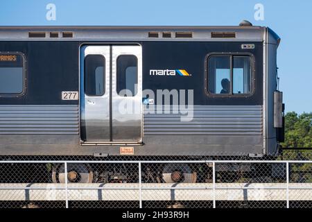 Treno DI transito RAPIDO MARTA che lascia la stazione dell'Aeroporto Internazionale Hartsfield-Jackson di Atlanta verso il centro di Atlanta, Georgia. (USA) Foto Stock