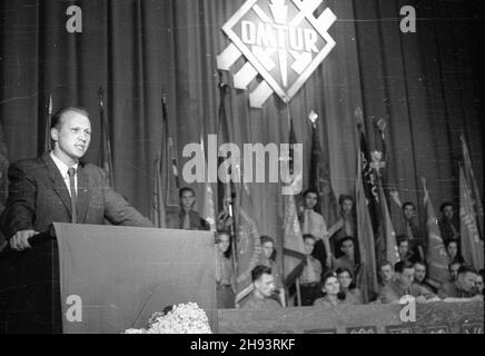 Warszawa, 1947-06-22. Ogólnopolski zjazd Organizacji M³odzie¿y Towarzystwa Uniwersytetów Robotniczych (OMTUR) w Teatrze Polskim. ps/gr PAP Varsavia, 22 giugno 1947. Congresso dell'intera Polonia delle organizzazioni giovanili della Società universitaria dei lavoratori (OMTUR) al Teatro Polski. ps/gr PAP Foto Stock