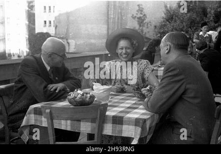 Warszawa, 1947-06-22. Przyjêcie u premiera Józefa Cyrankiewicza wydane dla delegacji Komitetu Ogólnos³owiañskiego w ogrodach pa³acu Namiestnikowskiego (siedziba Rady Ministrów) przy Krakowskim Przedmieœciu. NZ. Delegaci Komitetu. ps/gr PAP Varsavia, 22 giugno 1947. Un ricevimento per una delegazione del Comitato All-Slavonico dato dal primo Ministro Jozef Cyrankiewicz al Palazzo Namiestnikowski (sede del Consiglio dei Ministri) in via Krakowskie Przedmiescie. Nella foto: Delegati del Comitato. ps/gr PAP Foto Stock