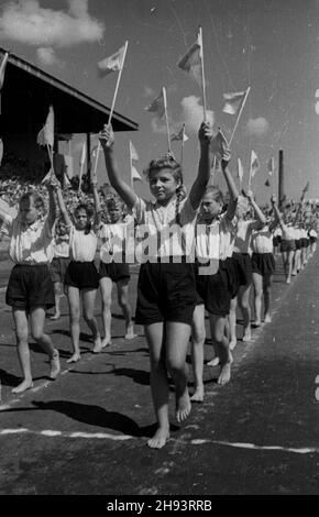 Warszawa, 1947-06-22. Œwiêto Wychowania Fizycznego i Przysposobienia Wojskowego na stadionie Legii przy ul. £azienkowskiej. NZ. dzieciêce zespo³y gimnastyczne. ps/gr PAP Varsavia, 22 giugno 1947. La Giornata dell'Educazione fisica e della preparazione militare allo stadio Legia in via Lazienkowska. Nella foto: Squadre di ginnastica per bambini. ps/gr PAP Foto Stock