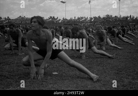 Warszawa, 1947-06-22. Œwiêto Wychowania Fizycznego i Przysposobienia Wojskowego na stadionie Legii przy ul. £azienkowskiej. NZ. æwiczenia Przysposobienia Wojskowego. ps/gr PAP Varsavia, 22 giugno 1947. Giornata di educazione fisica e preparazione militare allo stadio Legia in via Lazienkowska. Nella foto: Esercizi di preparazione militare. ps/gr PAP Foto Stock